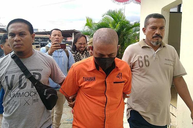 FLW alias A, seorang polisi gadungan di kota Ambon digelandnag ke kantor Polresta Pulau Ambon untuk diperiksa penyidik, Jumat (5/8/2022)