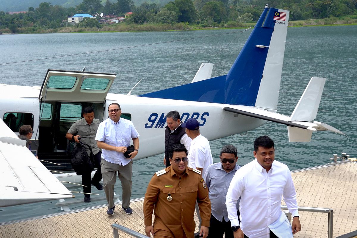 Gubernur Sumatera Utara (Sumut) Muhamamd Bobby Afif Nasution mencoba penerbangan perdana pesawat Amfibi atau Seaplane dari Bandara Silangit, kemudian mendarat di Pelabuhan Mariana Resort, Kecamatan Simanindo, Kabupaten Samosir, Senin (22/9/2025).  
