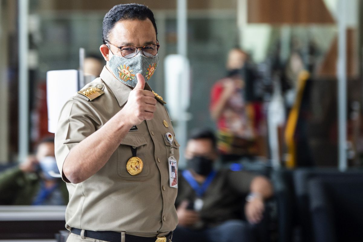 Gubernur DKI Jakarta Anies Baswedan mengacungkan jempolnya saat akan menjalani pemeriksaan di Gedung Merah Putih KPK, Jakarta, Selasa (21/9/2021). KPK memeriksa Anies Baswedan sebagai saksi untuk tersangka mantan Direktur utama Perumda Sarana Jaya Yoory Corneles Pinontoan (YRC) atas kasus dugaan korupsi pengadaan lahan di Munjul, Cipayung, Jakarta Timur. ANTARA FOTO/M Risyal Hidayat/wsj.