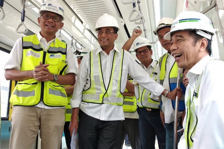 Presiden Joko Widodo saat mencoba moda transportasi mass rapid transit (MRT), Selasa (6/11/2018). Ikut mendampingi Menteri Perhubungan Budi Karya Sumadi, Gubernur DKI Jakarta Anies Baswedan, Ketua DPRD DKI Jakarta Prasetyo Edi Marsudi, dan Dirut MRT Jakarta William P. Sabandar.