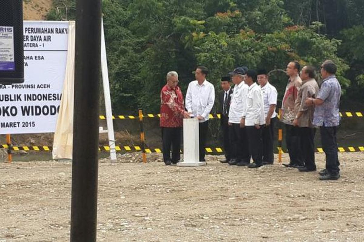 Presiden Joko Widodo meresmikan dimulainya pembangunan Bendungan Keureuto di Kabupaten Aceh Utara, Provinsi Aceh. Peresmian ditandai dengan pengerukan tanah pertama yang disaksikan Menteri Pekerjaan Umum dan Perumahan Rakyat Basuki Hadimuljono, Pelaksana Tugas Direktorat Jenderal Sumber Daya Air Mudjiadi dan Gubernur Aceh, Zaini Abdullah, Senin (9/3/2015).