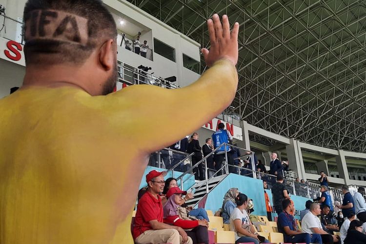 Seorang suporter asal Indonesia menyapa Presiden FIFA, Gianni Infantino, dalam laga final Piala Dunia U17 2023 di Stadion Manahan Solo, Sabtu (2/12/2023).