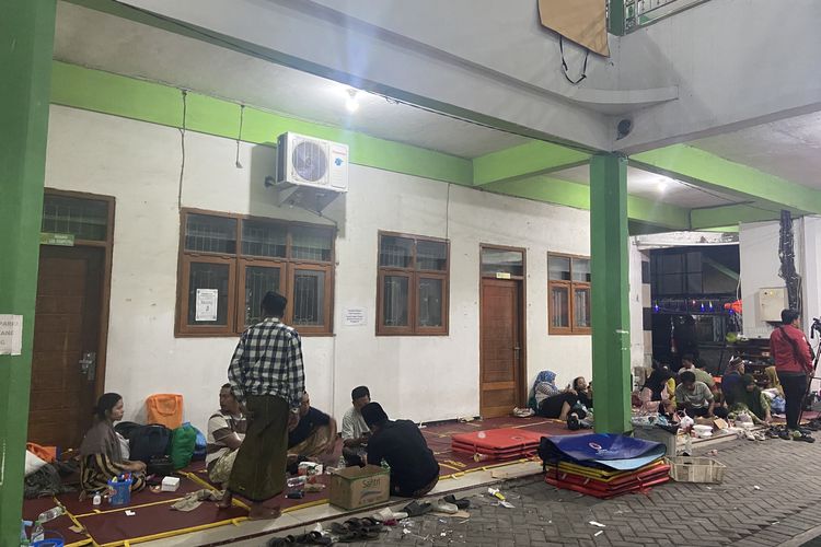 Suasana posko keluarga korban runtuhan Ponpes Al Khoziny Sidoarjo mulai sepi, Minggu (5/10/2025)