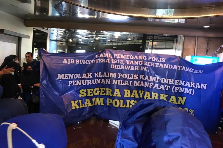 Aksi tebar koin nasabah AJB Bumiputera 1912 di Wisma Bumiputera, Selasa (28/2/2023).