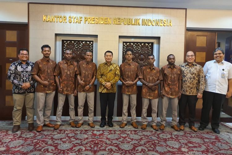 Sebanyak 6 anak-anak lulusan vokasi Pusat Pelatihan Teknik Industri dan Migas (P2TIM) dari Bintuni Papua Barat berkesempatan bertemu Moeldoko, Kepala Staf Kepresidenan Republik Indonesia di Istana Merdeka, Jakarta (14/11/2019).