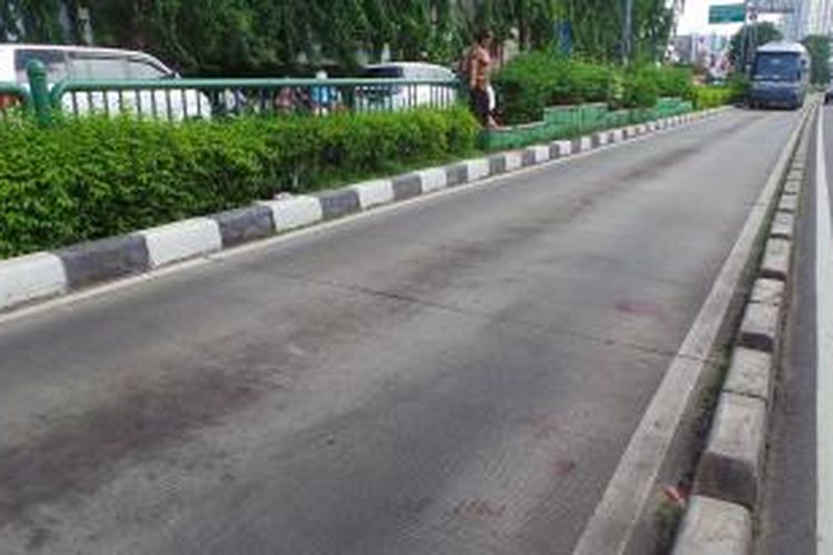 Lokasi tertabraknya seorang penyeberang jalan oleh transjakarta di Jalan Otista Raya, Bidaracina, Jatinegara, Jakarta Timur, Senin (15/12/2014).