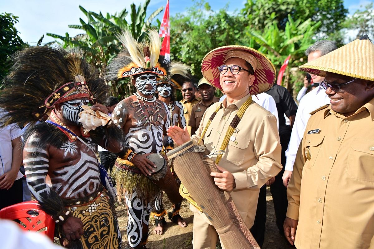 Menteri Desa dan Pembangunan Daerah Tertinggal (Mendes PDT) Yandri Susanto dalam kunjungan kerjanya ke Kampung Bumi Raya, Distrik Nabire Barat, Kabupaten Nabire, Provinsi Papua Tengah, Senin (11/8/2025).
