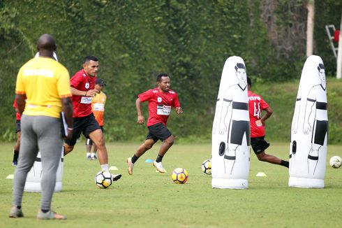 Teknik Menggiring Bola dengan Kaki Bagian Dalam