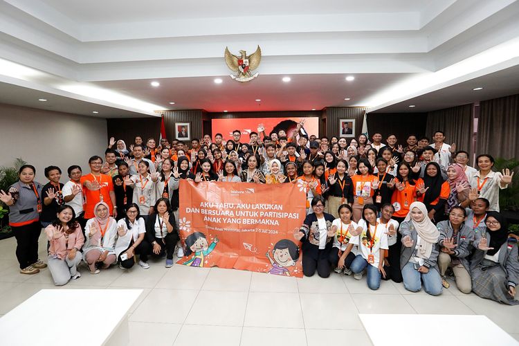 Anak-anak bersama perwakilan Kemen Kementerian Pemberdayaan Perempuan dan Perlindungan Anak (PPPA), Komisi Perlindungan Anak Indonesia (KPAI), Forum Anak Nasional, dan para pendamping dari Wahana Visi Indonesia (WVI) berfoto seusai dialog bersama.