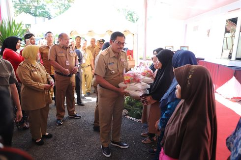 Pj Gubernur Jateng Serahkan Bantuan Pangan dan Resmikan Sejumlah Proyek di Purworejo