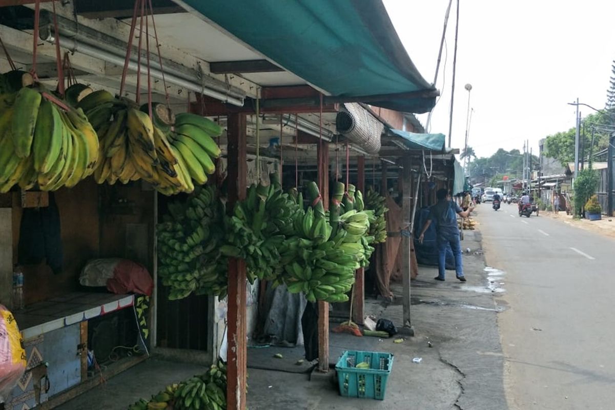 Lapak pedagang pisang di Jalan Raya Pisangan Lama, Kelurahan Pisangan Timur, Kecamatan Pulohgadung, Jakarta Timur, Minggu (24/11/2019).