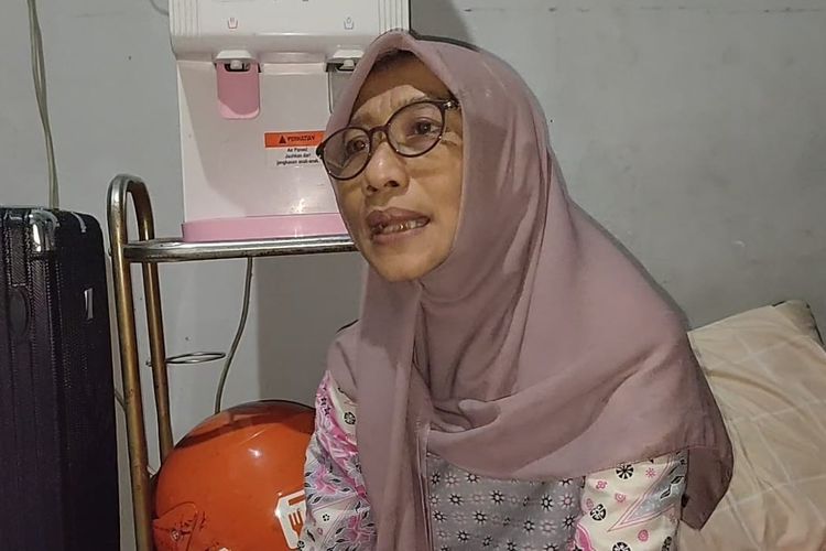 Rudianti (52), ibu remaja berinisial MA (16) korban penyiraman air keras, saat menceritakan kondisi terkini anaknya di Pulogadung, Jakarta Timur, Jumat (11/8/2023).