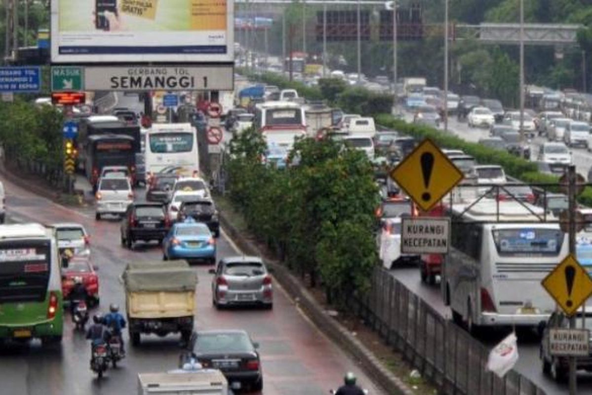 Kendaraan memasuki Pintu masuk Tol Semanggi I di Jalan Gatot Subroto, Jakarta Selatan.