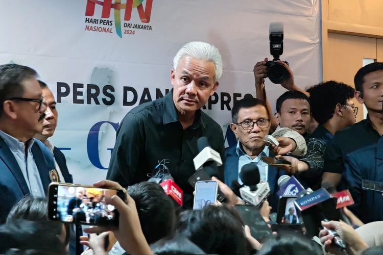 Calon presiden (capres) nomor urut tiga, Ganjar Pranowo usai menghadiri acara dialog santai bersama Persatuan Wartawan Indonesia (PWI), di Kantor Dewan Pers, Jakarta, Kamis (30/11/2023).