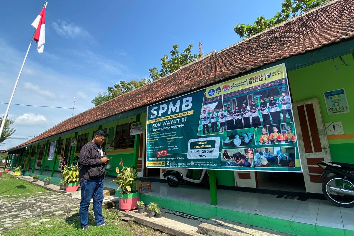 SEPI PENDAFTAR--Kendati masa pendaftaran sistem penerimaan murid baru (SPMB) sudah akan berakhir namun SDN Wayut 1 yang berada di Desa Wayut, Kecamatan Jiwan, Kabupaten Madiun, Jawa Timur sepi pendaftar. Hingga Senin (16/6/2025) belum ada satupun siswa yang mendaftar di SDN tersebut.