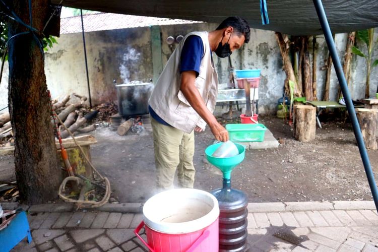 Proses pembuatan jamu di Dapur Umum Jamu Sehat yang dibuka di Rumah Pelayanan Sosial (RPS) Dinas Sosial Kabupaten Jombang, Jawa Timur, Rabu (20/10/2021).