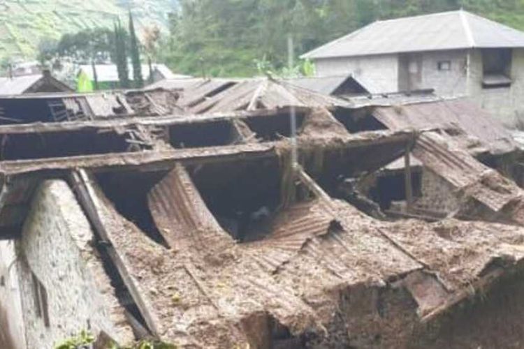 Hujan deras yang mengguyur Kabupaten Magetan Rabu siang membuat satu rumah warga Kampung Wonomulyo mengalami kerusakan setelah tertimpa tanah longsosran dari atas bukit.
