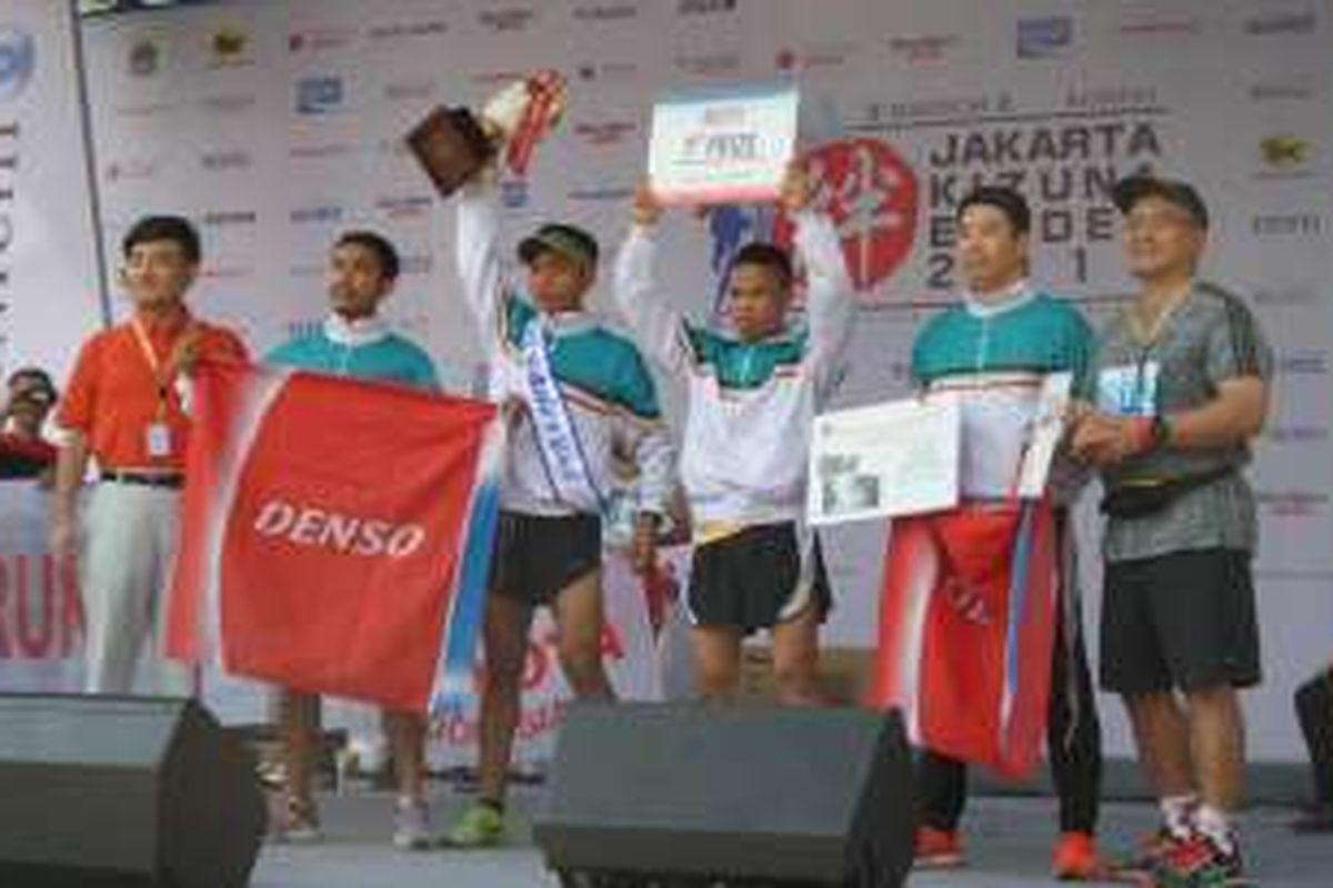 Tim Denso yang dinobatkan sebagai Juara Pertama lomba lari Jakarta Kizune Ekiden 2016, dengan catatan waktu 41 menit 39 detik, diabadikan di panggung utama, parkir selatan Gelora Bung Karno, Minggu (15/5/2016). Tim Denso beranggotakan Ambar Fauzi, T Moribe, Abu Bakar, dan Wisnu Anggoro. 