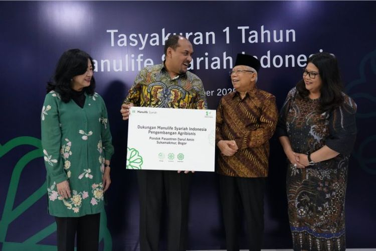 Dari kiri ke kanan, Lauren Sulistiawati, Presiden Direktur Manulife Indonesia, Fauzi Arfan, Presiden Direktur Manulife Syariah Indonesia, K.H Ma&rsquo;ruf Amin, Ketua Dewan Pengawas Syariah Manulife Syariah Indonesia dan Novita Rumngangun, Wakil Presiden Direktur Manulife Indonesia dan Dewan Komisaris Manulife Syariah Indonesia. 