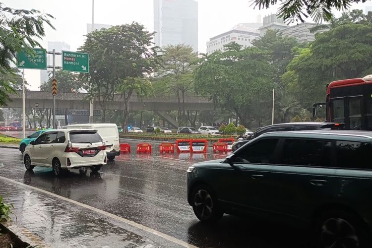 Jalan Sudirman Arah Bundaran HI Ditutup Jelang Demo, Kendaraan Dialihkan ke Gatot Subroto