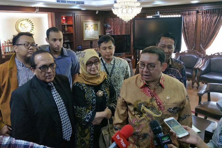 Wakil Ketua DPR Fadli Zon menerima keluarga tersangka kasus makar, Eggi Sudjana, di Kompleks Parlemen Senayan, Jakarta, Selasa (21/5/2019). 