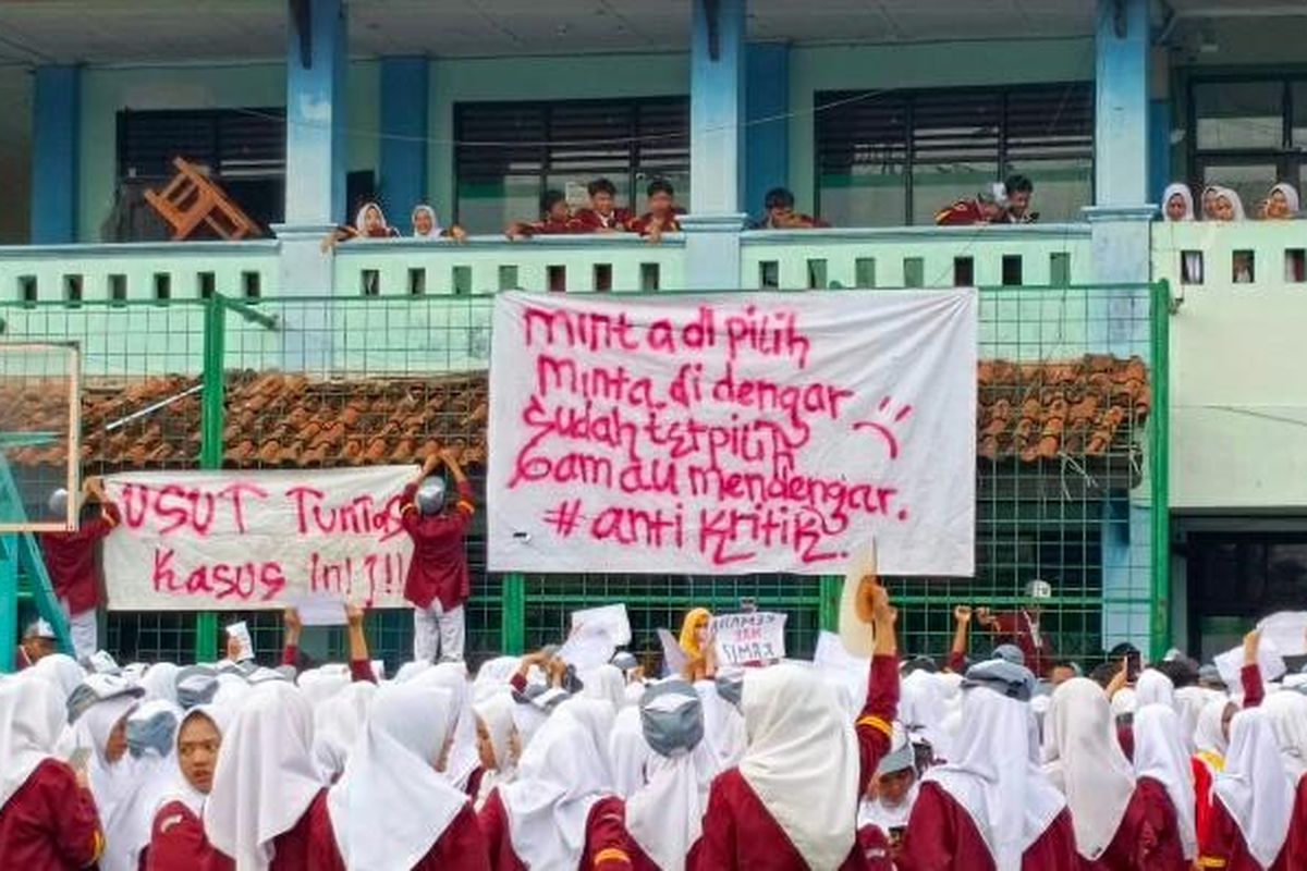 Sebanyak 850 pelajar MAN 2 Kota Bekasi menggelar aksi damai terhadap kepala sekolahnya, Nina Indriana, agar transparan dalam pengelolaan dana sekolah pada Senin (17/2/2025).