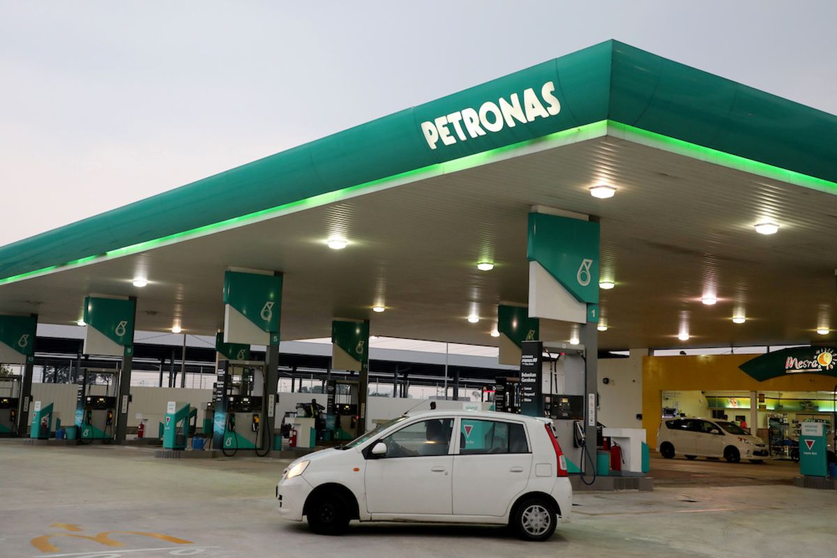 Ilustrasi SPBU Petronas di Kuala Lumpur, Malaysia. Petronas bukukan laba bersih RM 101,6 pada tahun 2022, naik hampir dua kali lipat dibandingkan tahun 2021.