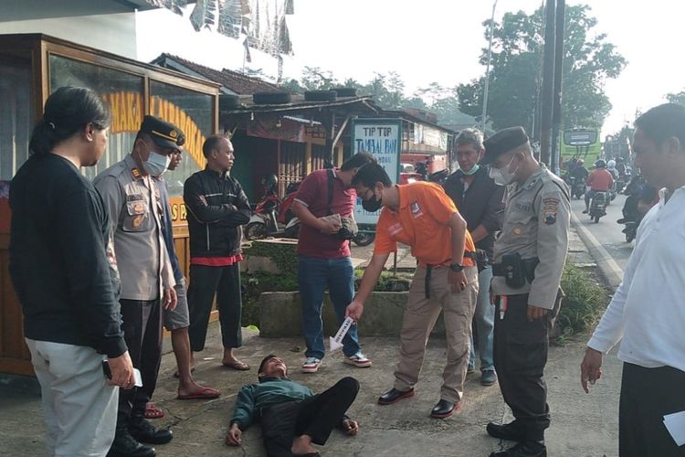 Olah TKP pembunuhan di tepi jalan Desa Karanglo, Kecamatan Cilongok, Kabupaten Banyumas, Jawa Tengah, Kamis (9/2/2023)