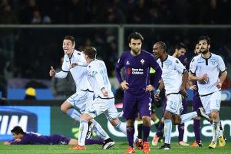 Gelandang Lazio asal Serbia, Sergej Milinkovic-Savic (kiri), melakukan selebrasi bersama rekan-rekannya setelah mencetak gol ke gawang Fiorentina pada laga Serie A di Artemio Franchi Stadium, Sabtu (9/1/2016).