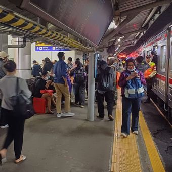 Ilustrasi pekerja di Jakarta. Bank Dunia soroti rendahnya produktivitas tenaga kerja Indonesia dan tantangan generasi muda Indonesia dalam memperoleh pekerjaan layak.