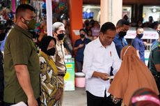Jokowi Blusukan ke Pasar Cibinong dan Pasar Gunung Batu untuk Bagikan Bansos kepada Pedagang