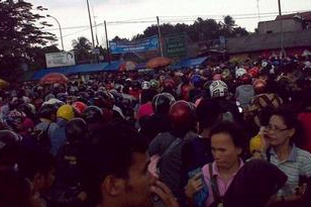 kondisi lalu lintas di depan pintu utara Taman Margasatwa Ragunan, Sabtu (1/1/2011), sama sekali tak bergerak akibat membeludaknya pengunjung.