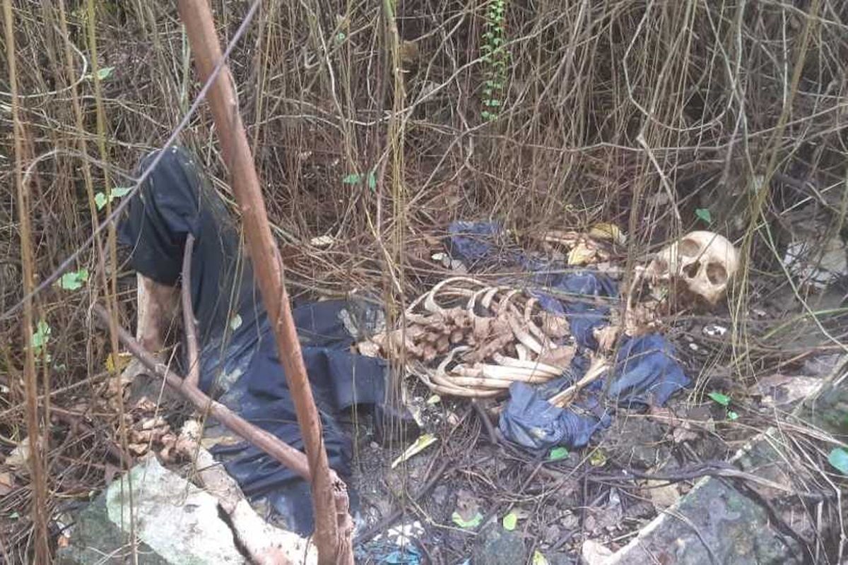 Sosok kerangka manusia telentang dan masih mengenakan pakaian ditemukan di lahan kosong di belakang SMPN 17 Medan di Jalan Letda Sujono Gang Pembangunan, Kelurahan Bandar Selamat, Kecamatan Medan Tembung pada Rabu (5/1/2022).