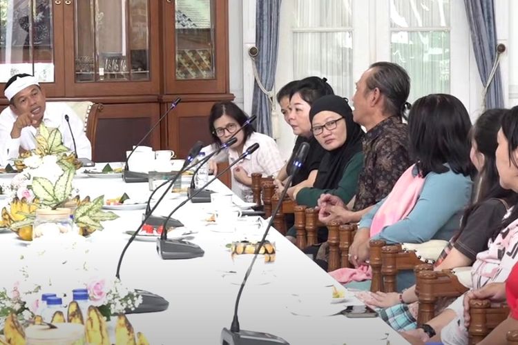 Gubernur Jawa Bara Dedi Mulyadi menginisasi mediasi antara 12 eks pemain sirkus Oriental Circus Indonesia (OCI) dan pihak manajemen Taman Safari Indonesia, di Gedung Pakuan, Bandung, Senin (5/5/2025).