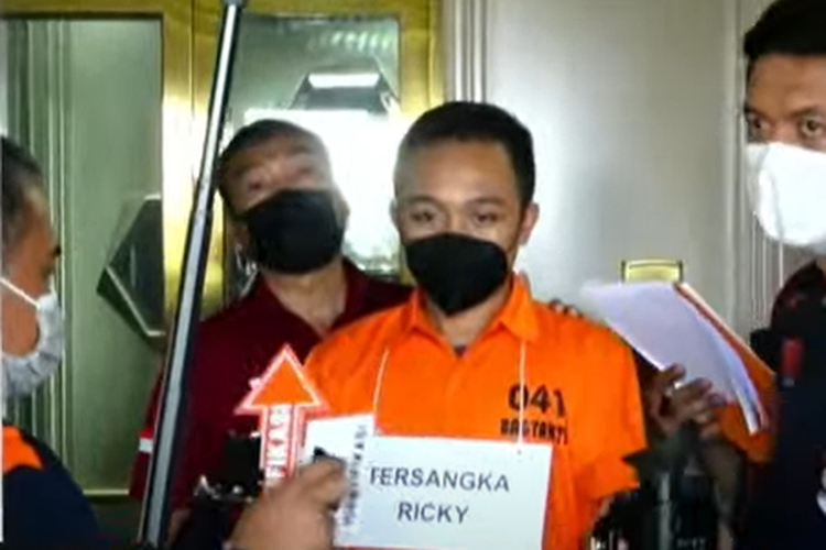 Bripka Ricky Rizal saat menjalani rekonstruksi kasus pembunuhan Brigadir J di kediaman pribadi Ferdy Sambo, Jalan Saguling, Duren Tiga, Jakarta Selatan, Selasa (30/8/2022).