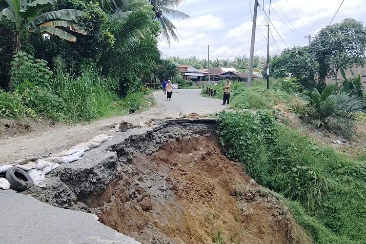 Jalan Amblas dan Terputus Total di Deli Serdang Ganggu Aktivitas Warga, Pedagang Sayur Bingung Mau Lewat Mana