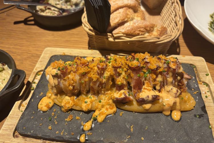 Salah satu sajian khas dari Kota San Sebastian, pintxos, yang memakai bahan utama dari gurita.