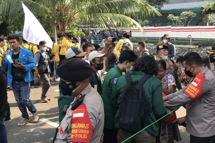 Demo Aliansi Badan Eksekutif Mahasiswa Seluruh Indonesia (BEM SI) di depan Gedung Merah Putih KPK berakhir dengan aksi pungut sampah pada Senin (27/9/2021 sore.
