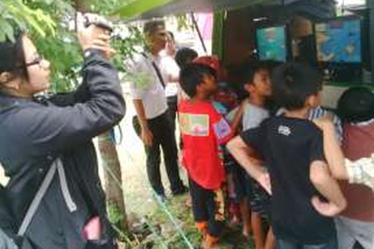 Sebelum pulang, anak pengungsi Gafatar di Surabaya masih bermain game