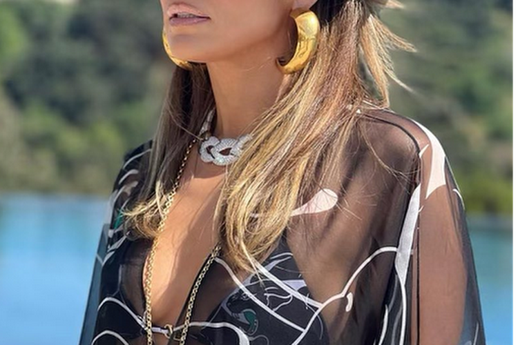 Jennifer Lopez dalam balutan kaftan transparan di hari ulang tahunnya.