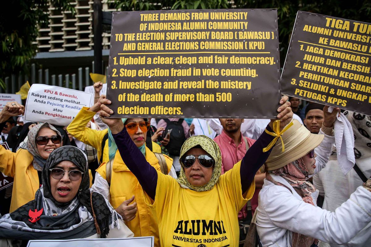 Massa dari Gabungan Elemen Rakyat untuk Keadilan dan Kebenaran (GERAK) saat unjuk rasa di depan Kantor Badan Pengawas Pemilu ( Bawaslu), Jalan MH Thamrin, Jakarta Pusat, Kamis (9/5/2019). Unjuk rasa yang diprakarsai oleh Kivlan Zein dan Eggi Sudjana mendesak KPU dan Bawaslu untuk membongkar kecurangan yang terjadi selama penghitungan suara.