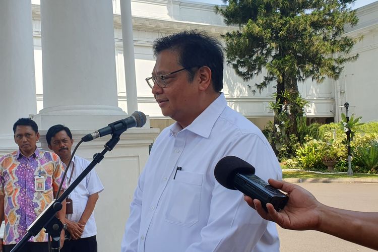 Ketua Umum Partai Golkar Airlangga Hartarto ikut hadir di Istana, Senin (21/10/2019). 