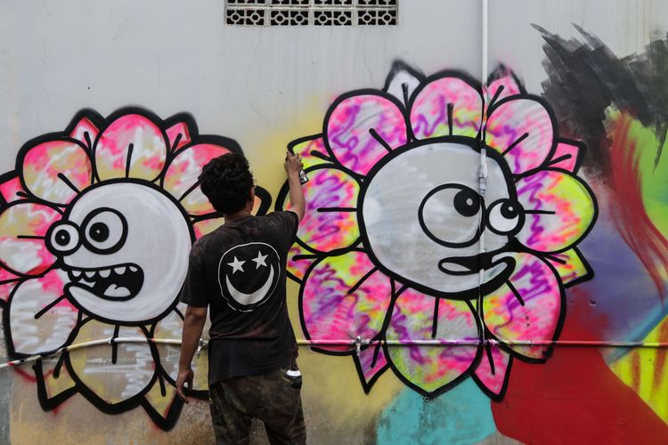 Seniman jalanan Bujangan Urban menyelesaikan pembuatan mural dalam acara On & Off Pressure di Jakarta Barat, Senin (8/11/2021). Kegiatan seni ini mengajak 10 seniman jalanan atau street artist  berkolaborasi melukis mural bersama di dalam satu kawasan di wilayah kota Tangerang.