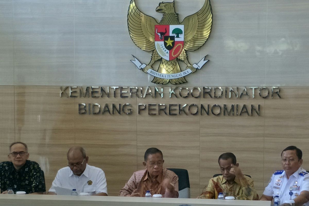 Menteri Koordinator Perekonomian Darmin Nasution dalam konferensi pers, Jakarta, Kamis (25/4/2019)