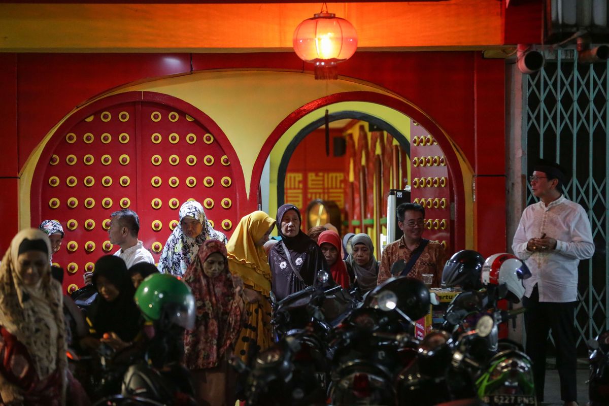 Jemaah usai melaksanakan buka puasa bersama dan shalat tarawih di Masjid Lautze, Jakarta Pusat, Minggu (15/4/2023).  Masjid bergaya arsitektur China ini menjadi wadah warga keturunan Tionghoa untuk belajar dan memeluk agama Islam.