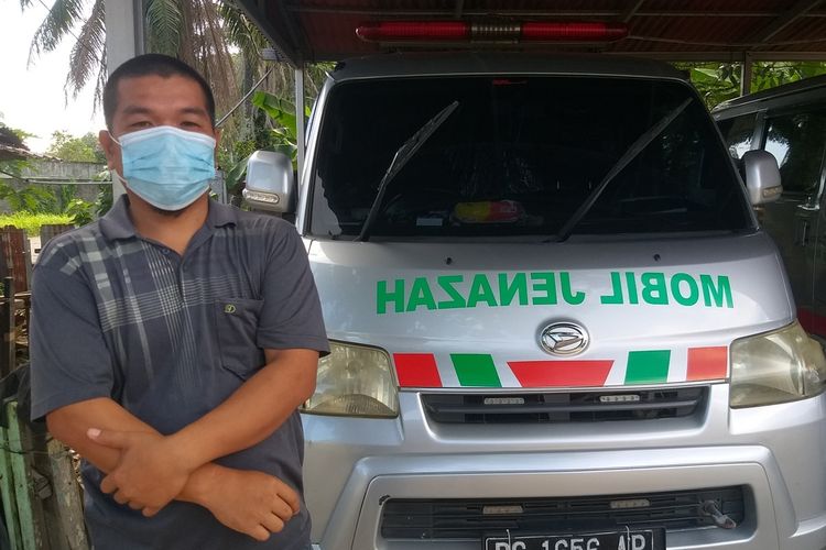 Hendri Saputra (35) pengemudi sopir ambulans pasien Covid-19 di Palembang, Sumatera Selatan.