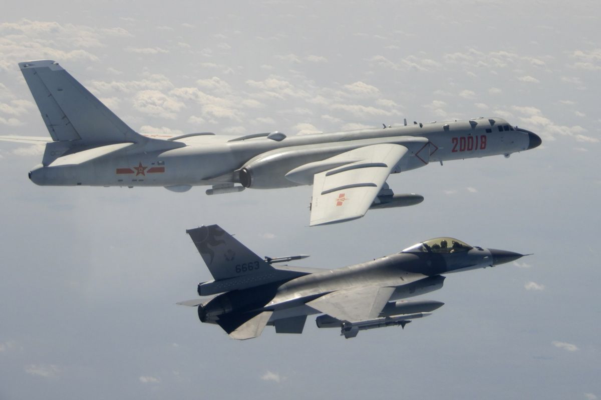 Dalam foto ini diambil 10 Februari 2020, dan dirilis oleh Republik Pertahanan Tiongkok (ROC) Kementerian Pertahanan Nasional, Angkatan Udara Taiwan F-16 di latar depan terbang di atas sayap Angkatan Udara Tentara Pembebasan Rakyat Tiongkok (PLAAF) H -6 pembom saat melewati dekat Taiwan.