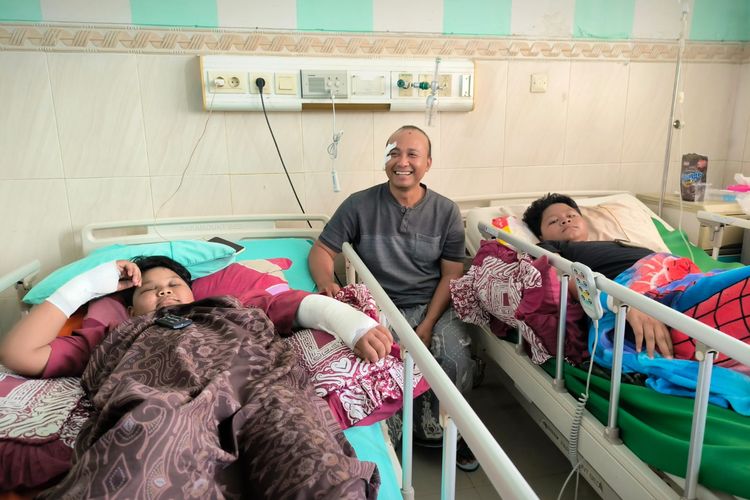 Zainuri serta kedua putranya, Zahir dan Azka yang jadi korban kecelakaan maut di Bromo mulai membaik di RSBS Jember.