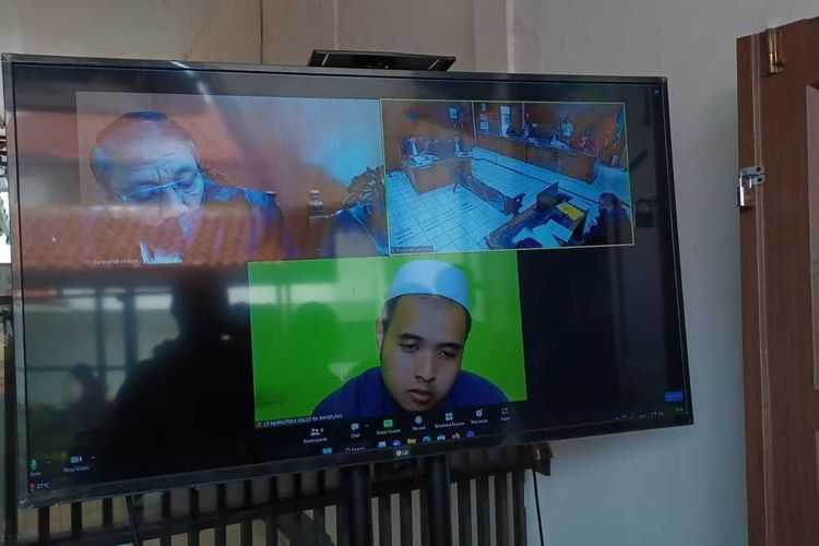 Henry Hernando (peci putih), terdakwa kasus pembunuhan Purnawirawan TNI di Lembang, Kabupaten Bandung Barat (KBB), dituntut hukuman mati oleh JPU saat sidang yang digelar di Pengadilan Negeri (PN) Bale Bandung, Selasa (14/2/2023).