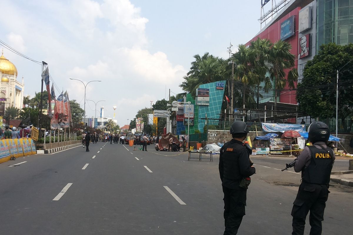 Situasi di ruas Jalan Margonda depan ITC Depok saat penemuan sebuah benda mencurigakan, Senin (3/7/2017).